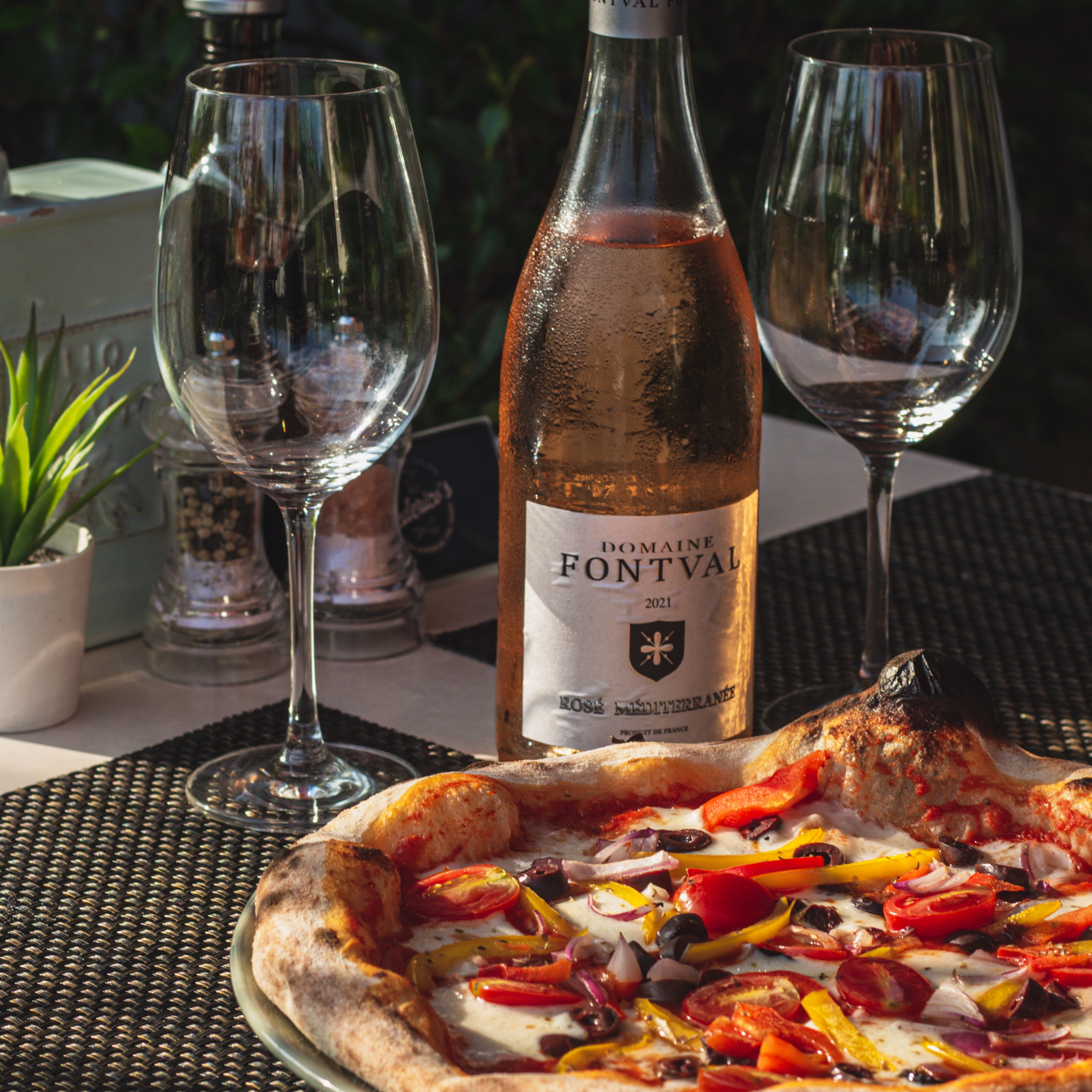 Vegetable pizza with rose wine